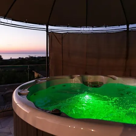 Nyaraló Elegant Roof Deck House With Jacuzzi *